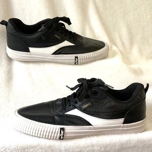 BLACK WHITE LEVI’S LEATHER LACE UP LOW TOP WOMEN’S SKATER SNEAKERS SIZE 9